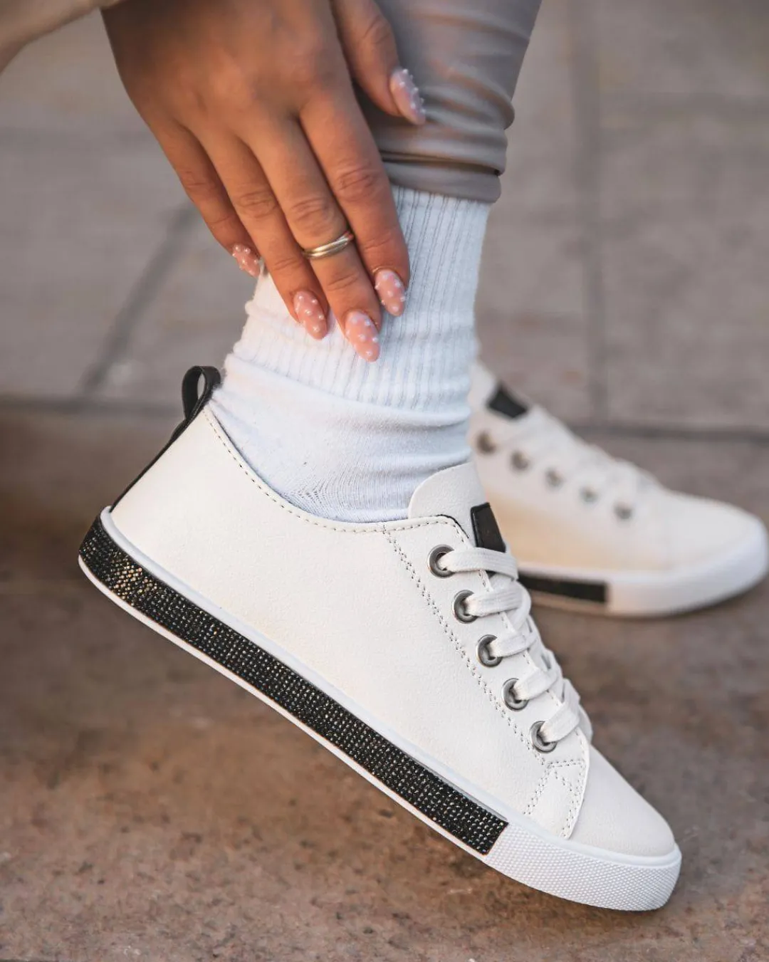 Discount Casual Mode Basket femme blanche en toile à lacets - Macy Noir