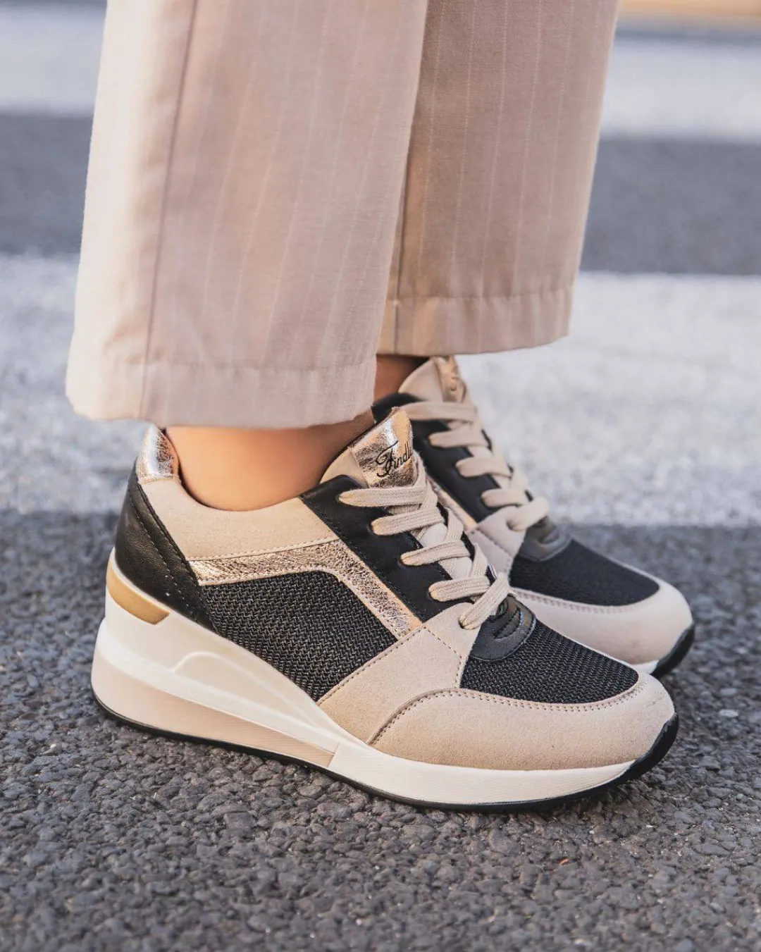 Outlet Casual Mode Basket femme compensée e à lacets - Caylee Noir