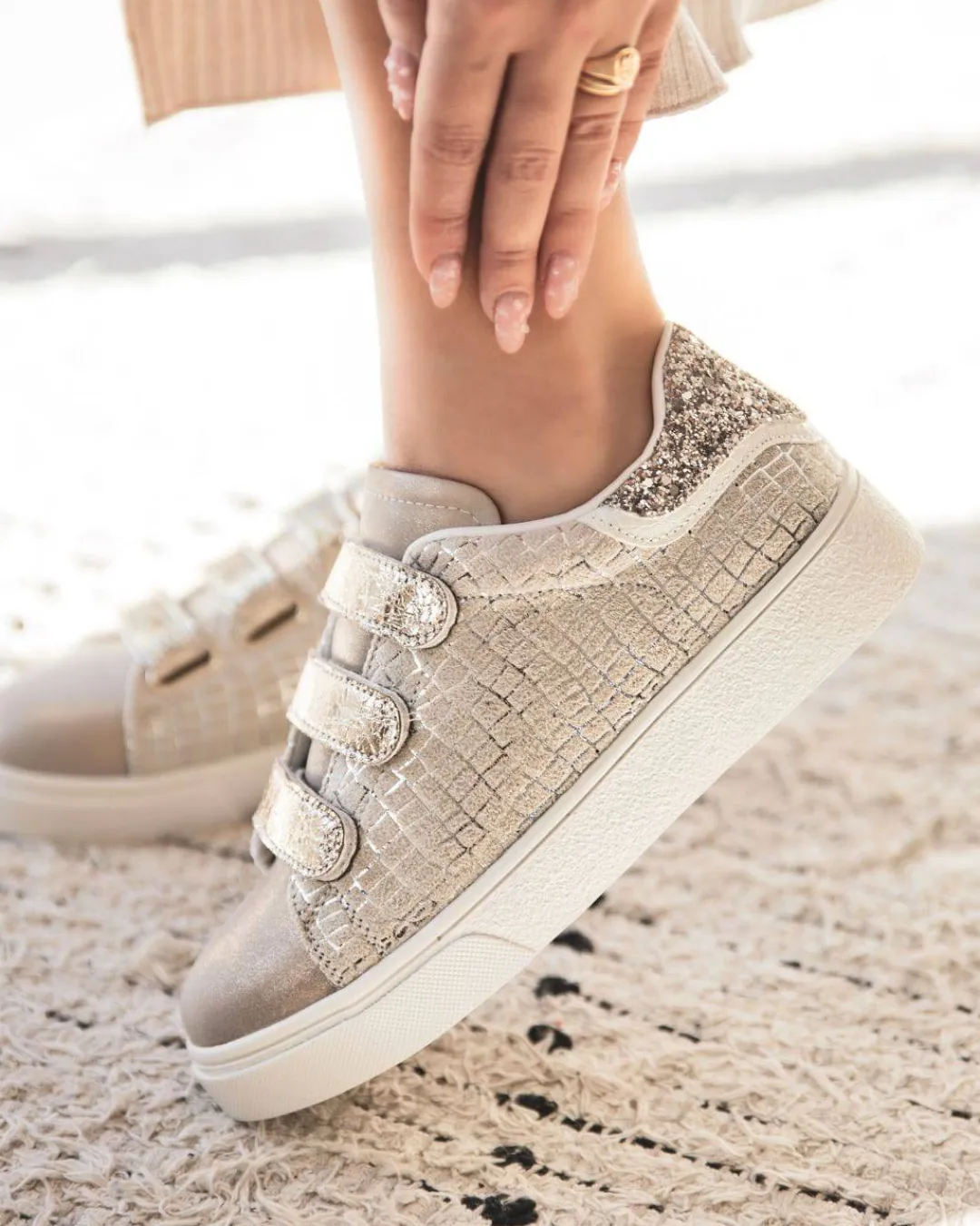 Sale Casual Mode Basket femme dée et blanche à scratch - Cassidy Or